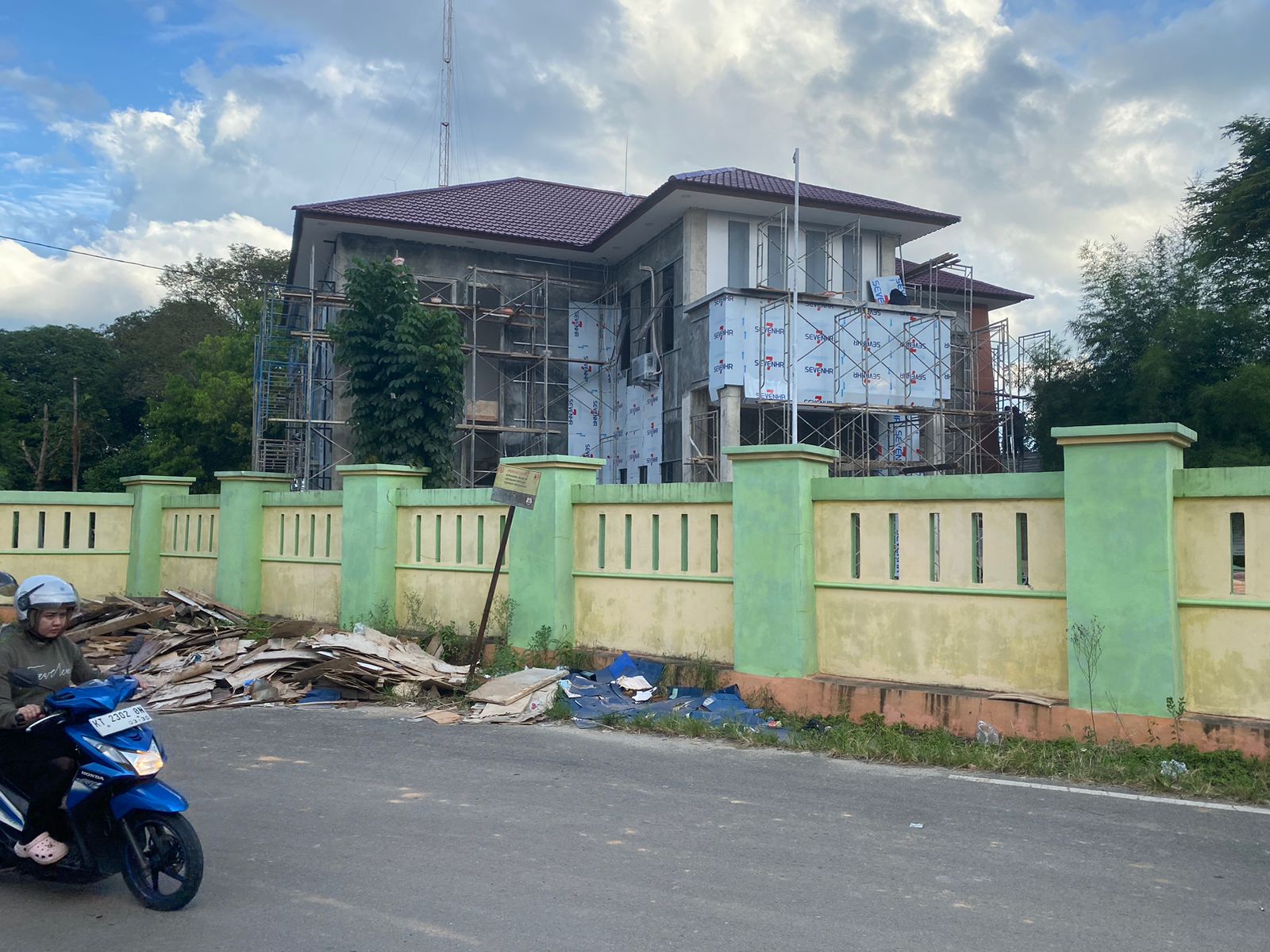 DIKEBUT: Pengerjaan pembangunan Kantor Kelurahan Tanjung Laut masih diupayakan selesai hingga 12 Desember mendatang. FOTO: ADIEL KUNDHARA/KP