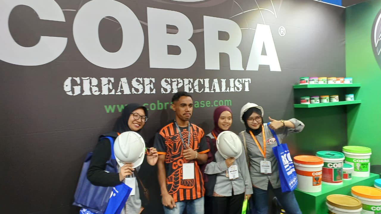 DISAMBUT ANTUSIAS: Animo masyarakat yang tinggi saat mengunjungi stand Cobra Grease yang berada di Indoor Hall A (52 & 54).