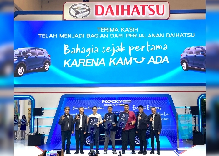 Daihatsu menyerahkan tiga unit Rocky Hybrid kepada konsumen pertama pada ajang GJAW di ICE BSD.
