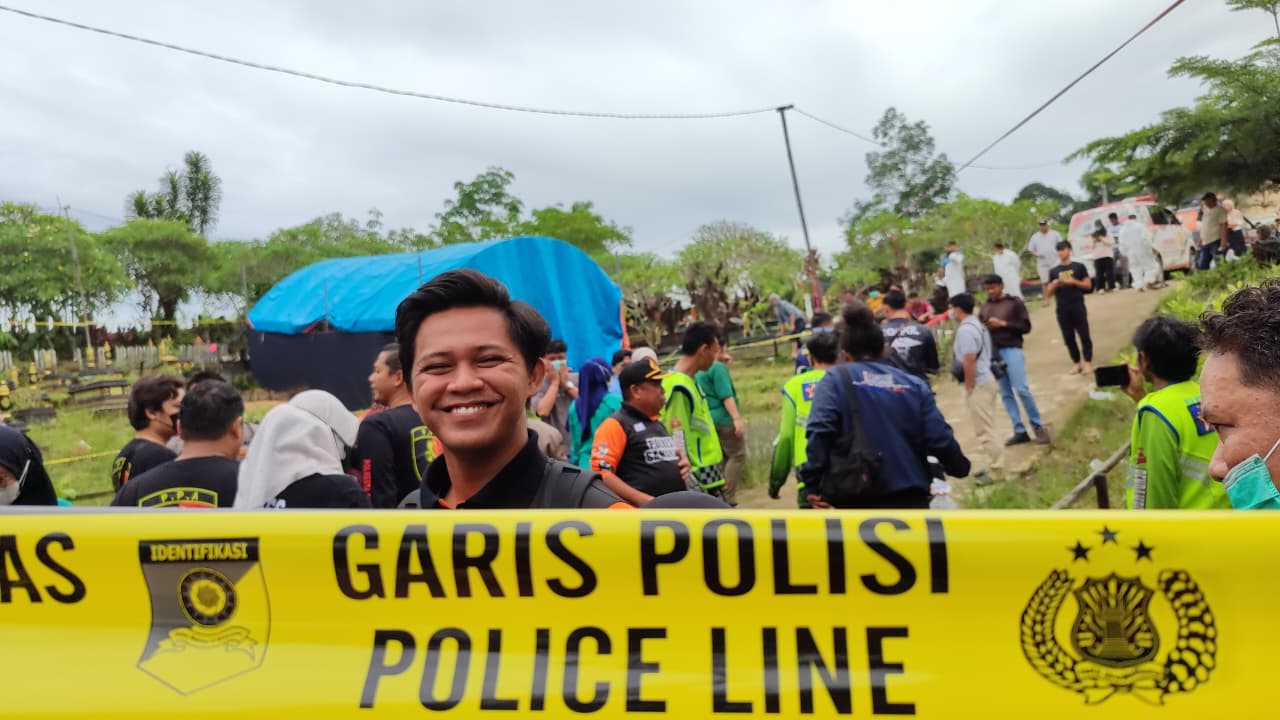 Polisi melakukan ekshumasi atau penggalian kubur jenazah seorang remaja berinisial RA (14) pada Jumat pagi (21/11).  &nbsp;