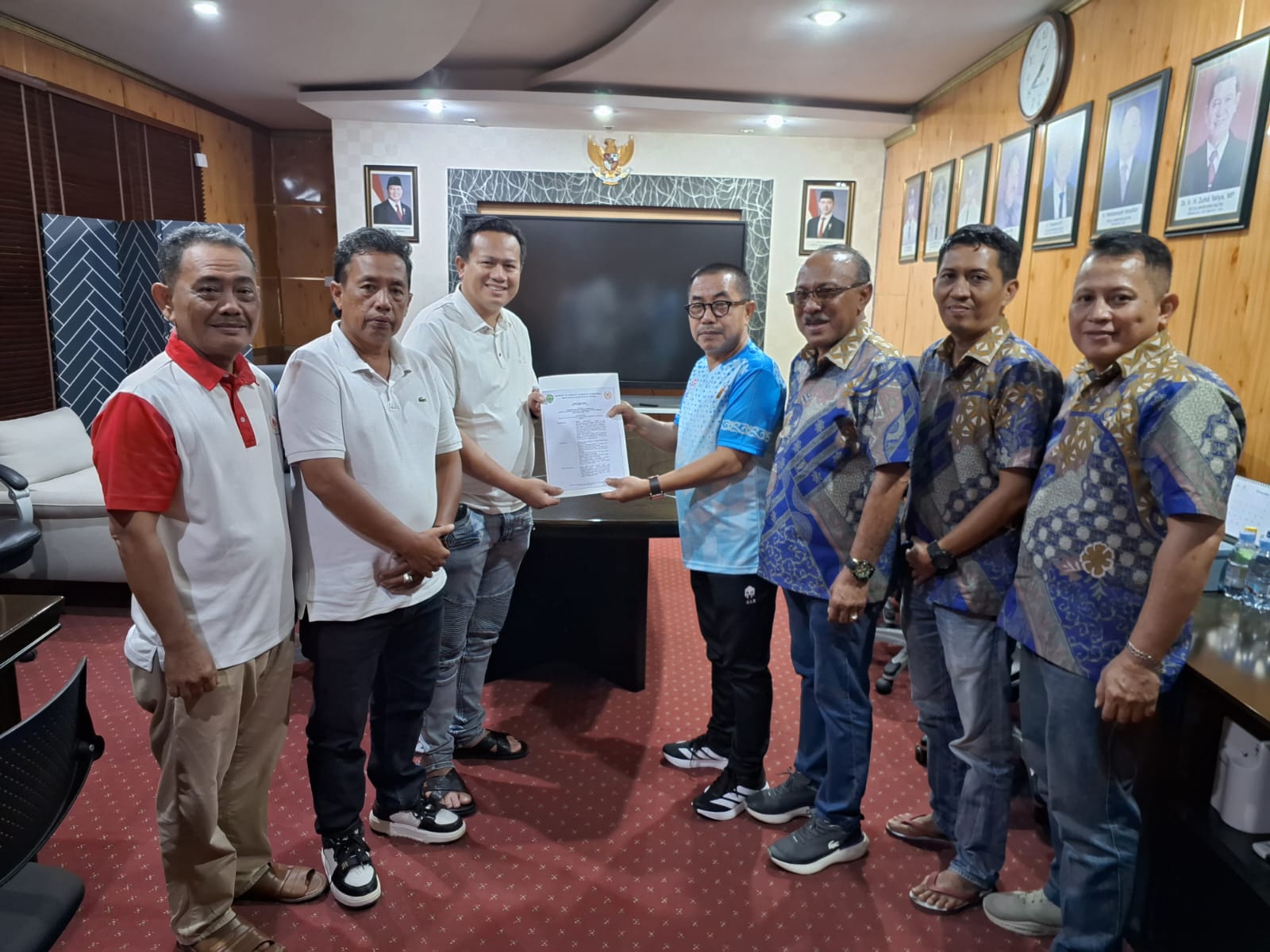 SELAMAT BERTUGAS: Ketua KONI Kaltim Rusdiansyah Aras (keempat kanan) menyerahkan SK kepengurusan periode 2025-2029 kepada Ketua KONI Balikpapan Gasali.