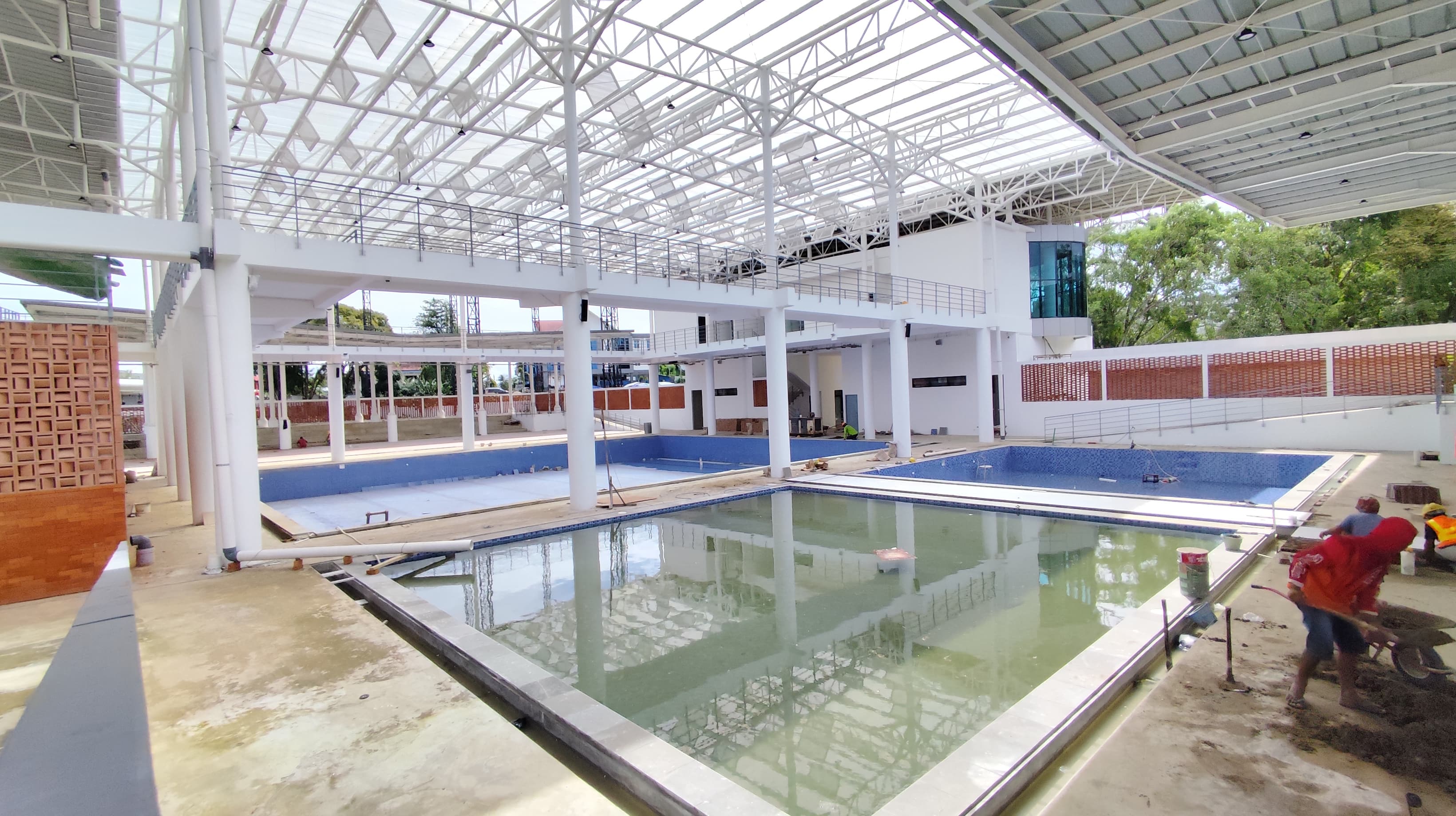 KEBUT: Beberapa spot area Sports Hub di kompleks GOR Segiri, kecamatan Samarinda Kota terus diselesaikan kontraktor pelaksana, seperti pemasangan keramik kolam dewasa, Jumat (21/11).
