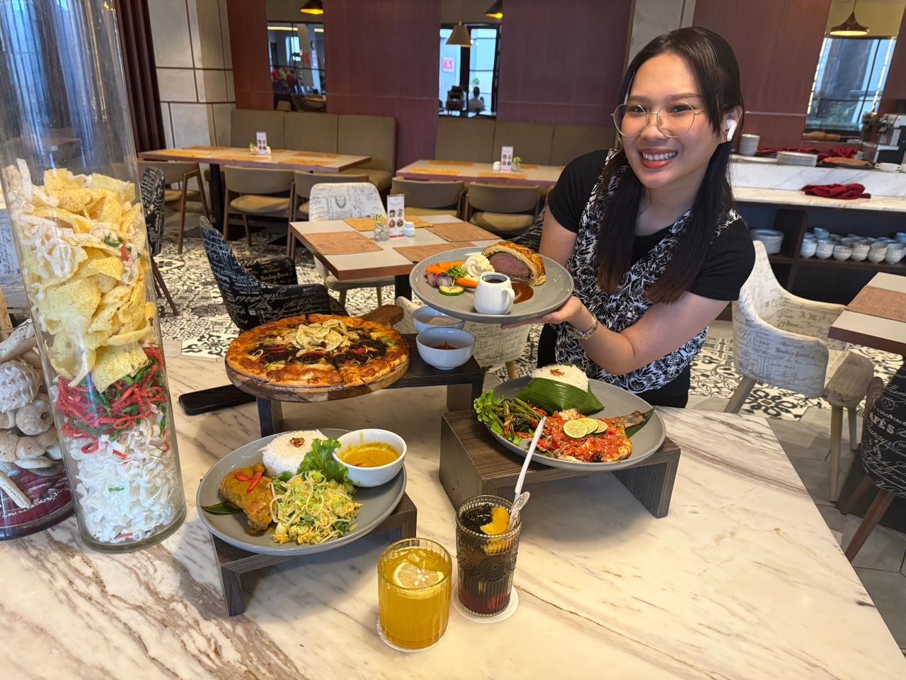 JELAJAH RASA: Promo empat menu lintas rasa ini akan hadir hingga akhir Desember. Jelajah rasa mulai ala barat seperti beef wellington dan pizza karapao. Lalu tradisional dengan ayam lodho.