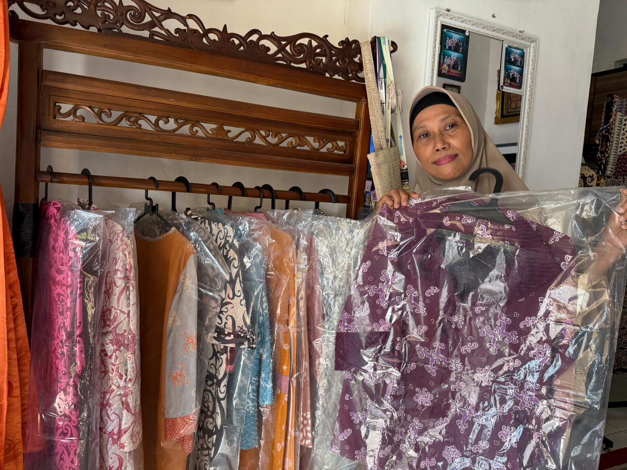 KOLABORASI: Lilis juga tak menutup pintu kerja sama. Dia berkolaborasi dengan berbagai desainer untuk mengenalkan karya lebih luas.
