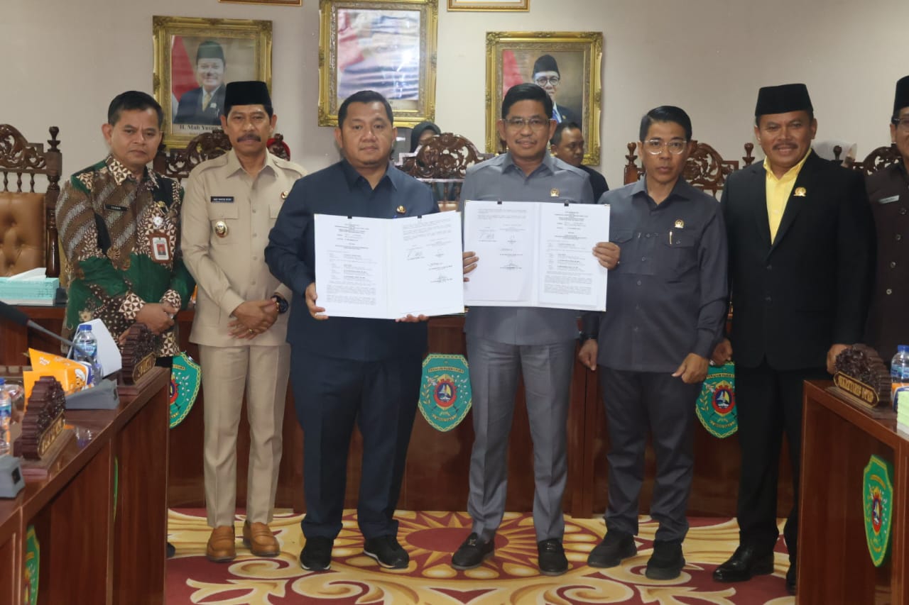 Bupati PPU Mudyat Noor (ketiga kiri) dan Raup Muin (ketiga kanan) menunjukkan dokumen kesepakatan KUA-PPAS 20206 PPU.