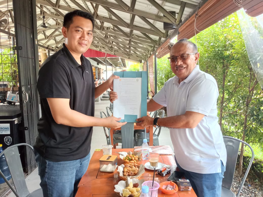 Akhmad Albert (kanan) menerima surat pengunduran diri Selvanus Geh selaku ketua KONI Mahulu.