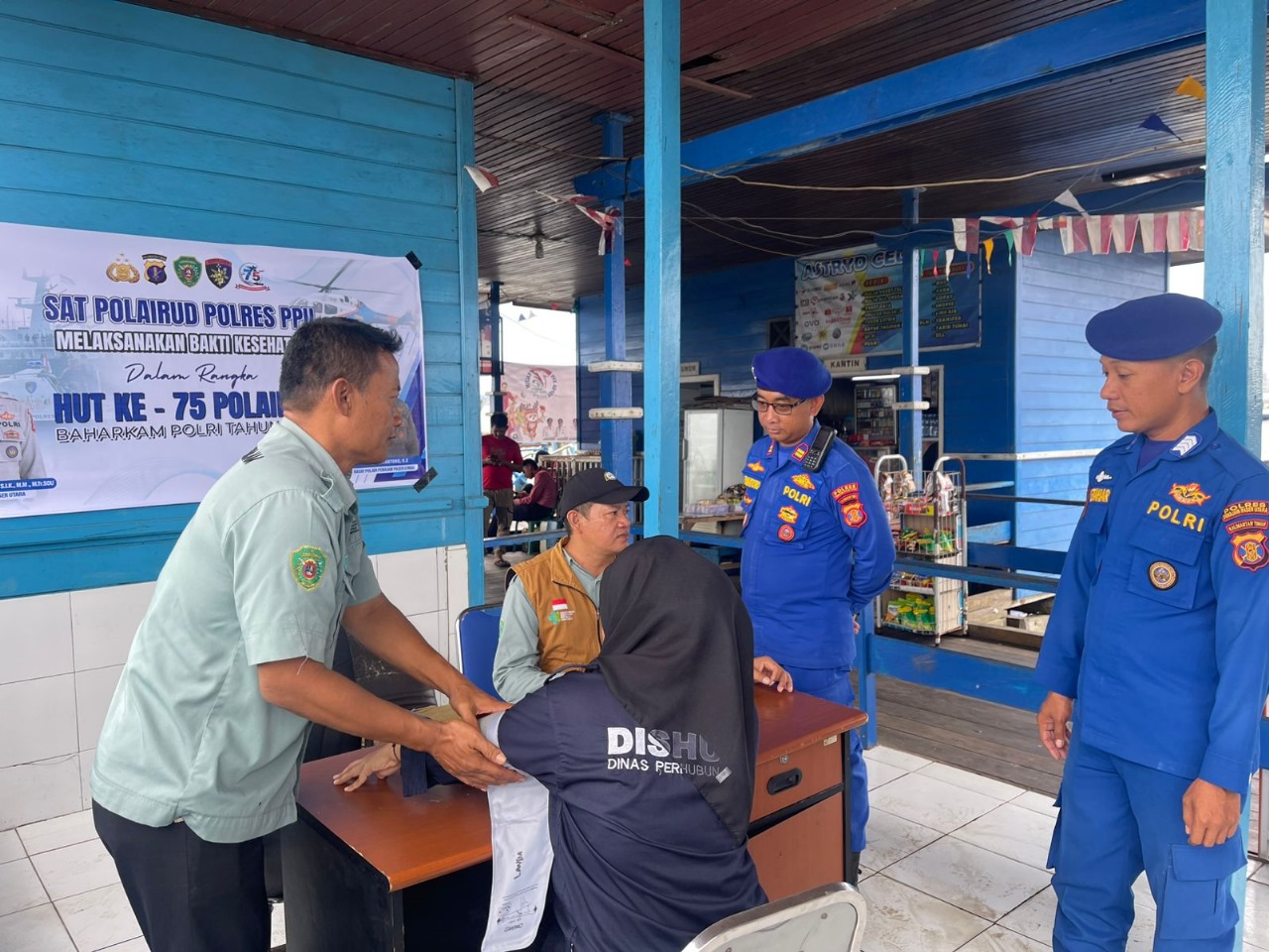 KESEHATAN: Pemeriksaan kesehatan gratis digelar Satpolairud Polres PPU untuk warga di sekitar Pelabuhan Speed Penajam.