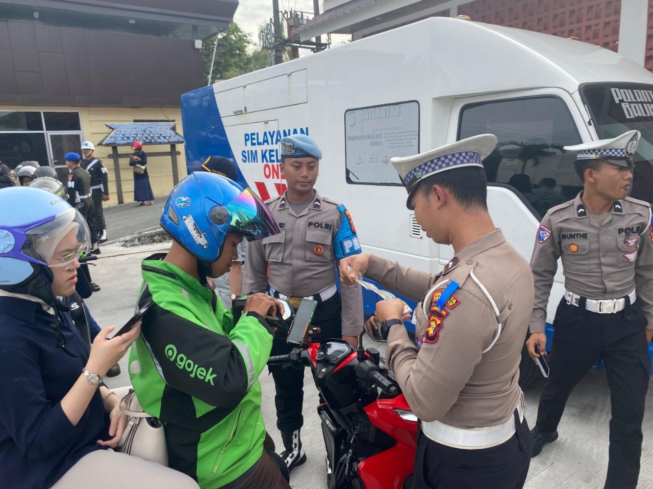 OPERASI: Pemeriksaan kelengkapan kendaraan saat dilakukan gelaran Operasi Zebra Mahakam, ratusan kendaraan terjaring.