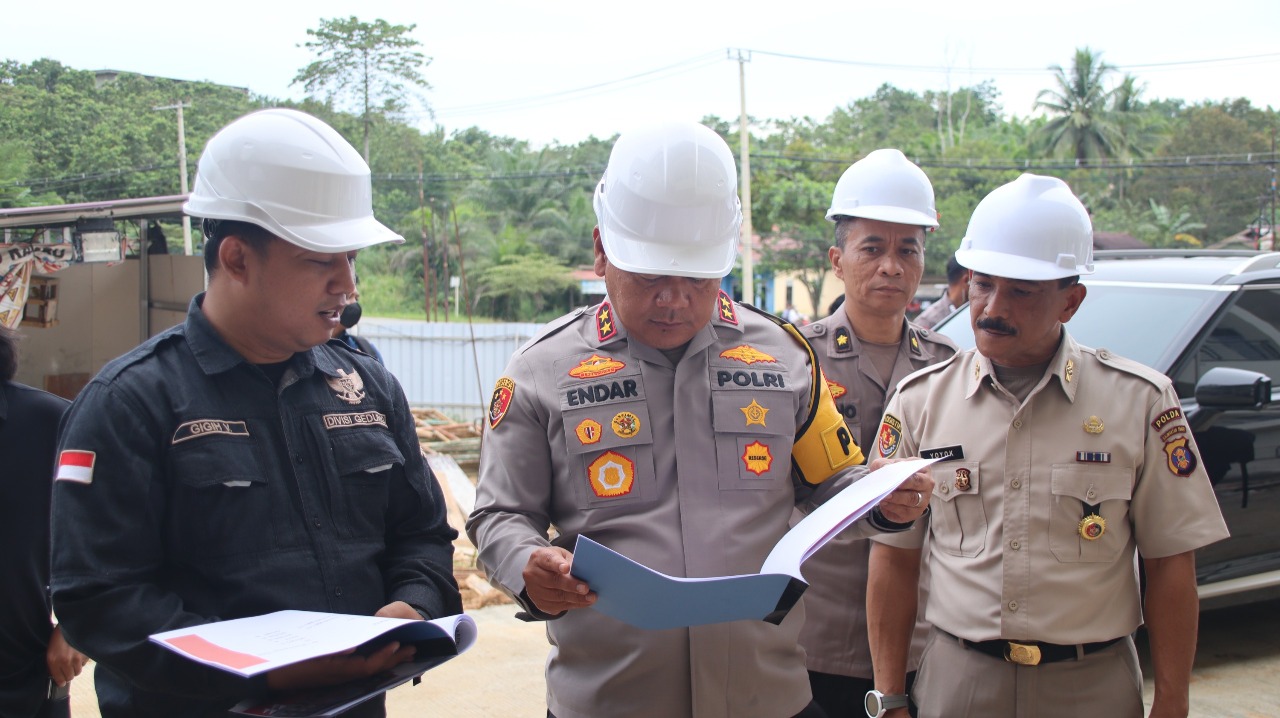 PEMBANGUNAN IKN: Kapolda Kaltim Irjen Pol Endar Priantoro meninjau perkembangan pembangunan rusun polri di kawasan IKN.