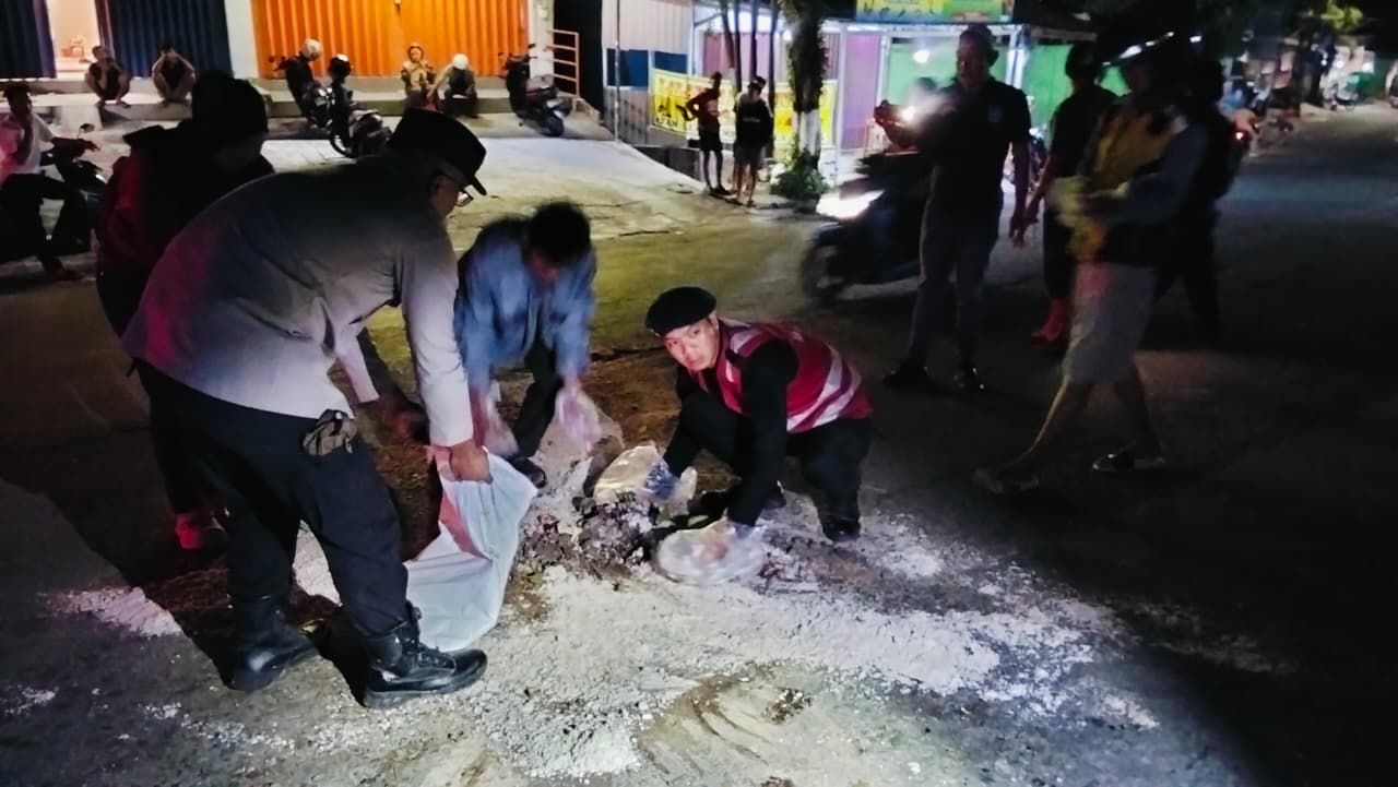 LAKA: Petugas mengamankan lokasi dan mengevakuasi korban yang meninggal saat kecelakaan antara truk dan sepeda motor.