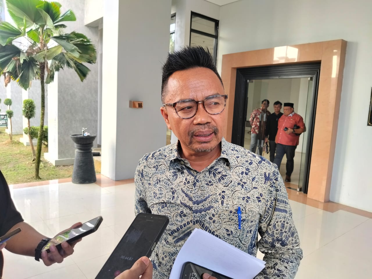 Kepala Bapemperda DPRD Kaltim, Baharuddin Demmu, diwawancarai usai rapat, Jumat (21/11).