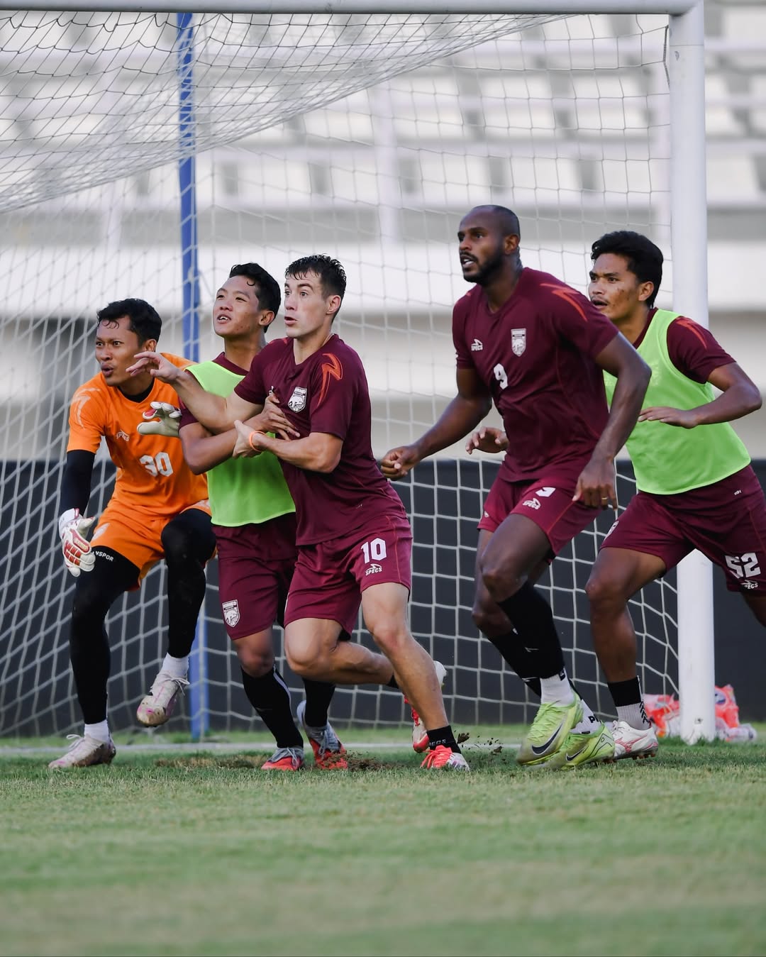 FOKUS BORNEO: Jelang duel krusial di Stadion Segiri, Borneo FC Samarinda diminta tampil disiplin dan tak memberi ruang bagi Madura United. Tiga poin jadi target wajib malam ini (22/11). (BORNEO FC)
