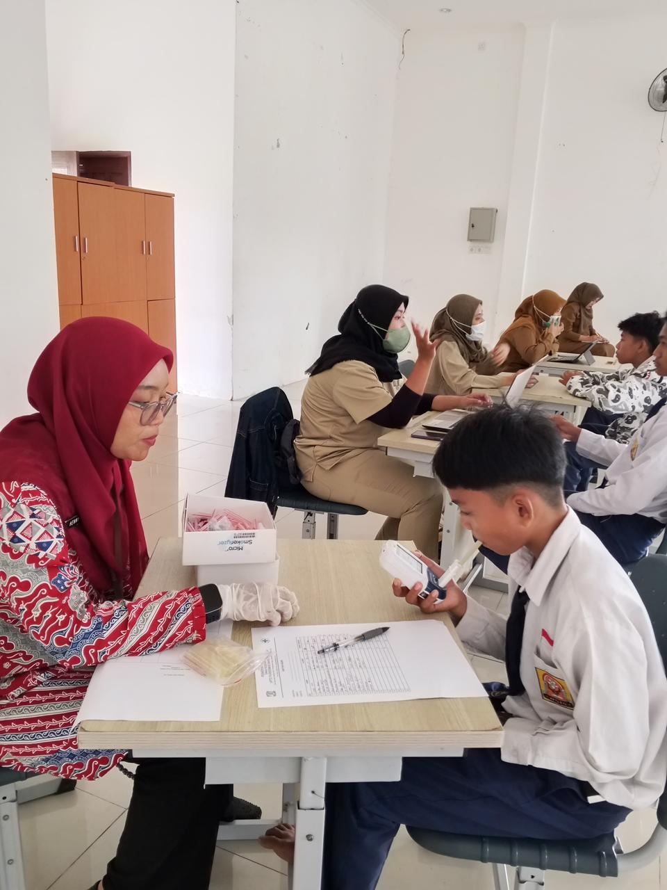 SOSIALISASI: Kegiatan skrining petugas UPTD Puskesmas Baru Tengah kepada para siswa SMP 25 Balikpapan dalam sosialisasi usaha berhenti merokok melalui. Kelas Bebas Adiksi Rokok dan Narkoba.