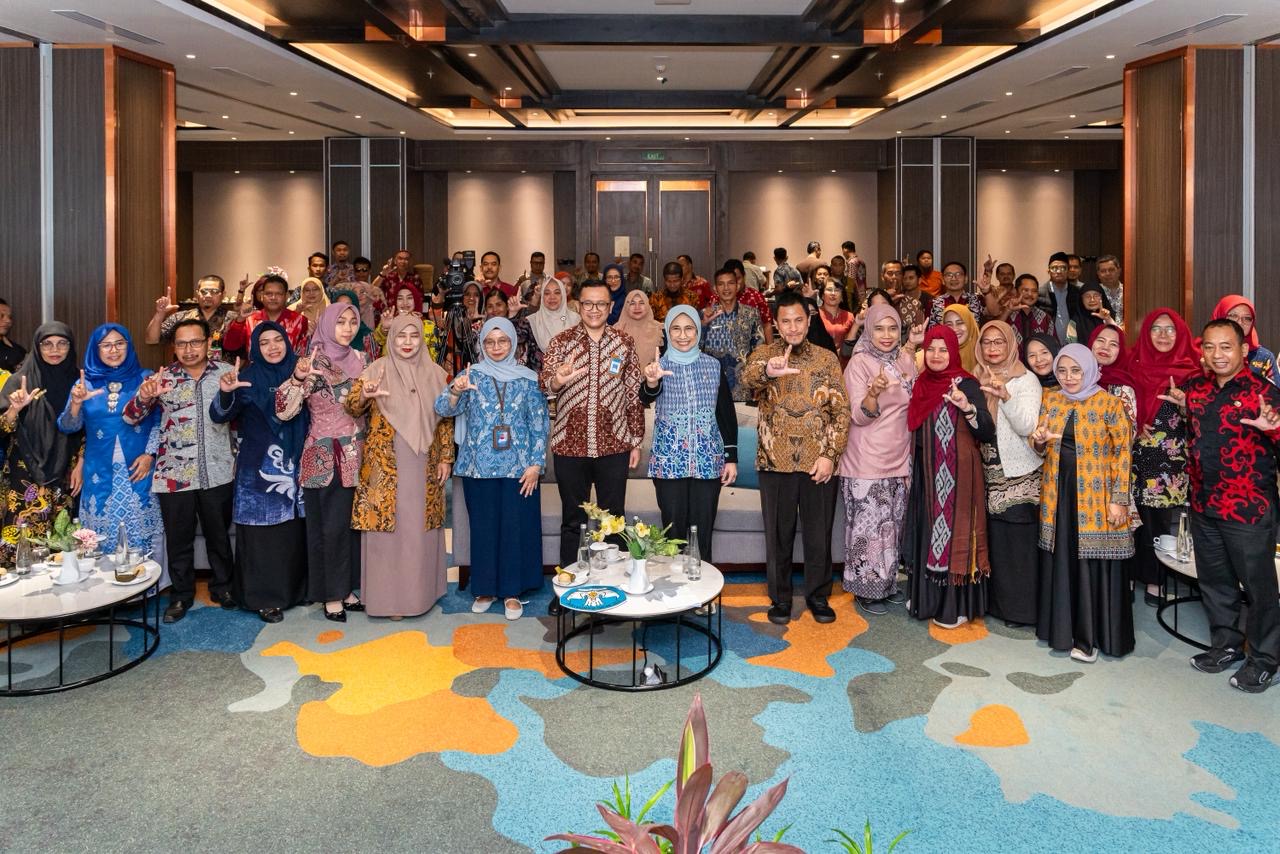 PERSEPSI: Hetifah Sjaifuddian (tengah) memberikan dukungan pelaksanaan TKA bagi siswa sekolah berbagai jenjang lewat sosialisasi bersama guru dan tenaga kependidikan.