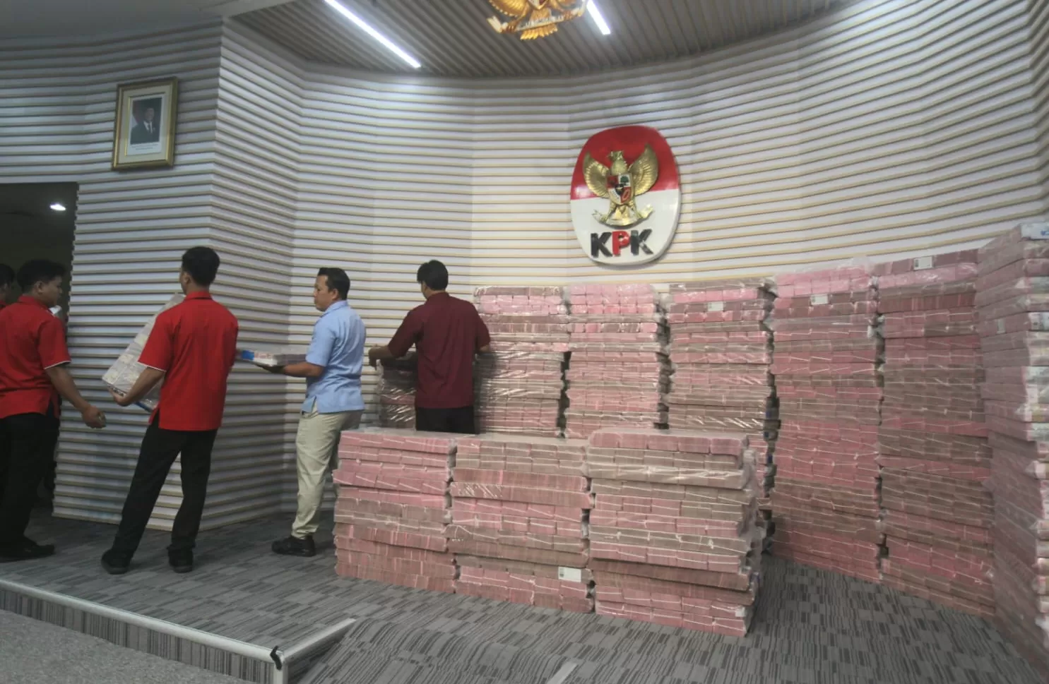 Barang bukti uang hasil rampasan kasus dugaan korupsi dalam investasi fiktif Taspen senilai Rp 883 miliar yang disita KPK.