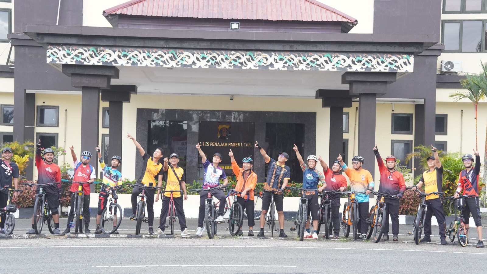 GOWES: Peserta Gowes Jumat Sehat saat mau berangkat dari depan Mapolres PPU.