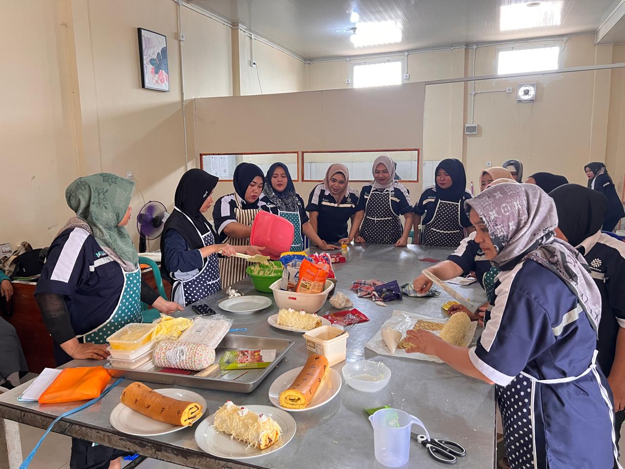 Warga binaan di Rutan Tanah Grogot mendapatkan pelatihan membuat kue dari UPTD Balai Latihan Kerja Paser selama lima hari.  &nbsp;