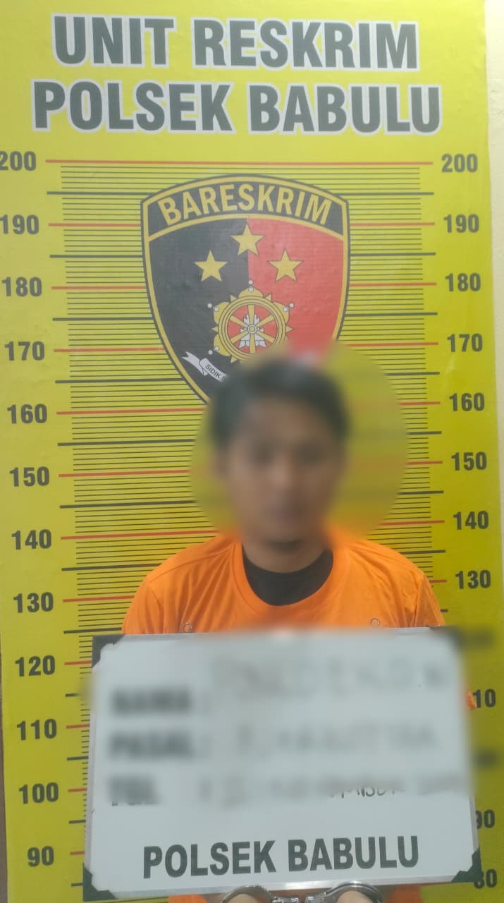 DITANGKAP: Tersangka AR yang saat digeledah ditemukan satu bungkus narkoba jenis sabu-sabu.