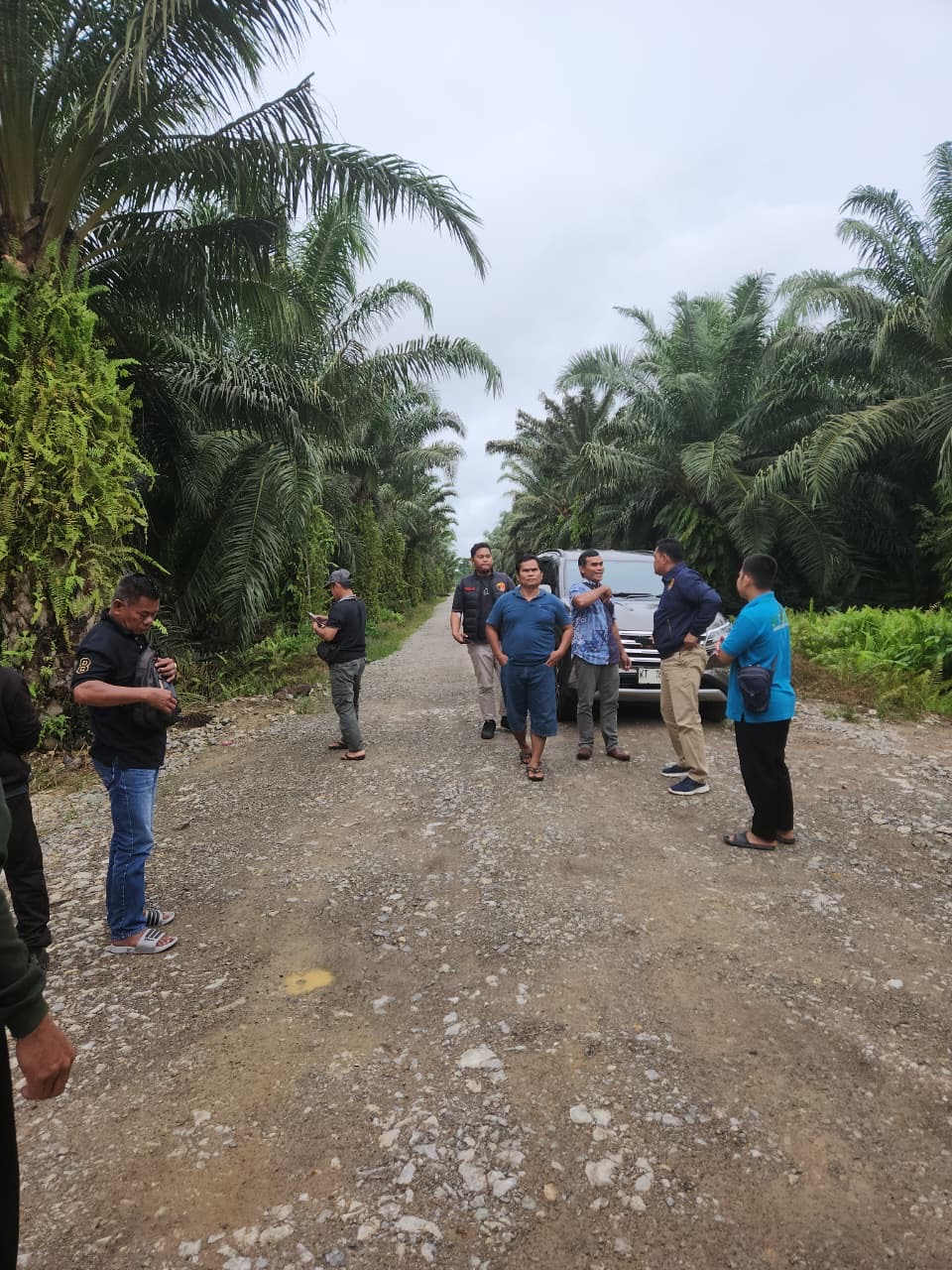 NAIK: Pelapor dan penyidik saat pemeriksaan lokasi.