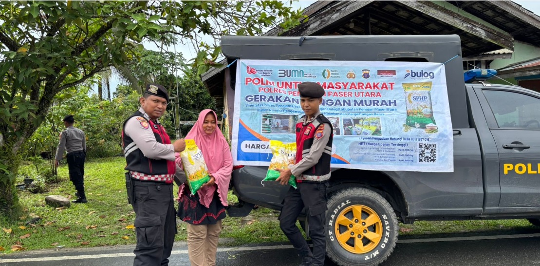 SPHP: Warga saat membeli beras SPHP yang dipasarkan oleh kepolisian dengan harga hemat.