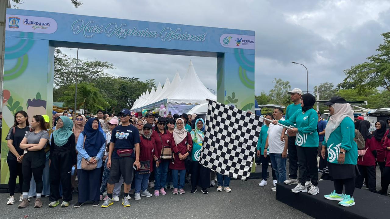 MELEPAS PESERTA: Istri Wakil Walikota Balikpapan Siti Kotijah bersama Kepala Dinas Kesehatan Alwiati, saat membuka jalannya fun walk yang diikuti insan kesehatan.