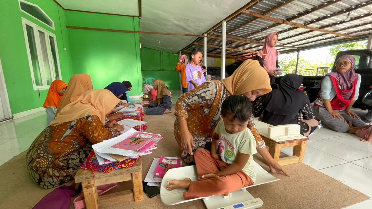 PROSEHAT: Penimbangan bayi balita dilakukan di Posyandu Integrasi Layanan Primer di RT 31, Sabtu (22/11).