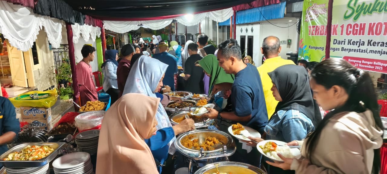 Ratusan warga menyantap hidangan sebagai ungkapan syukur atas keberhasilan Kampung Bungas meraih titel kawasan terbaik CGH Kota Balikpapan.