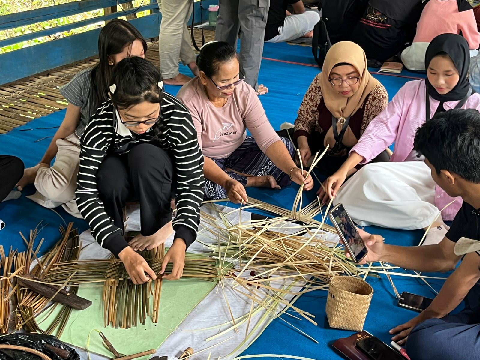 KERAJINAN: Hampir setiap rumah tangga di Kedang Ipil memiliki keahlian menganyam untuk membuat lewang, kerahan, tikar kecil, hingga songkok sahung.