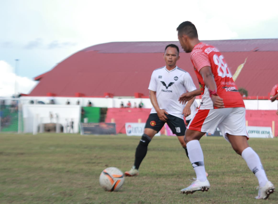 Pertandingan di babak penyisihan Piala Bupati Kubar 2025 antara Putra Siluq Ngurai dan Penyinggahan yang berakhir 4-0 untuk keunggulan Siluq Ngurai.