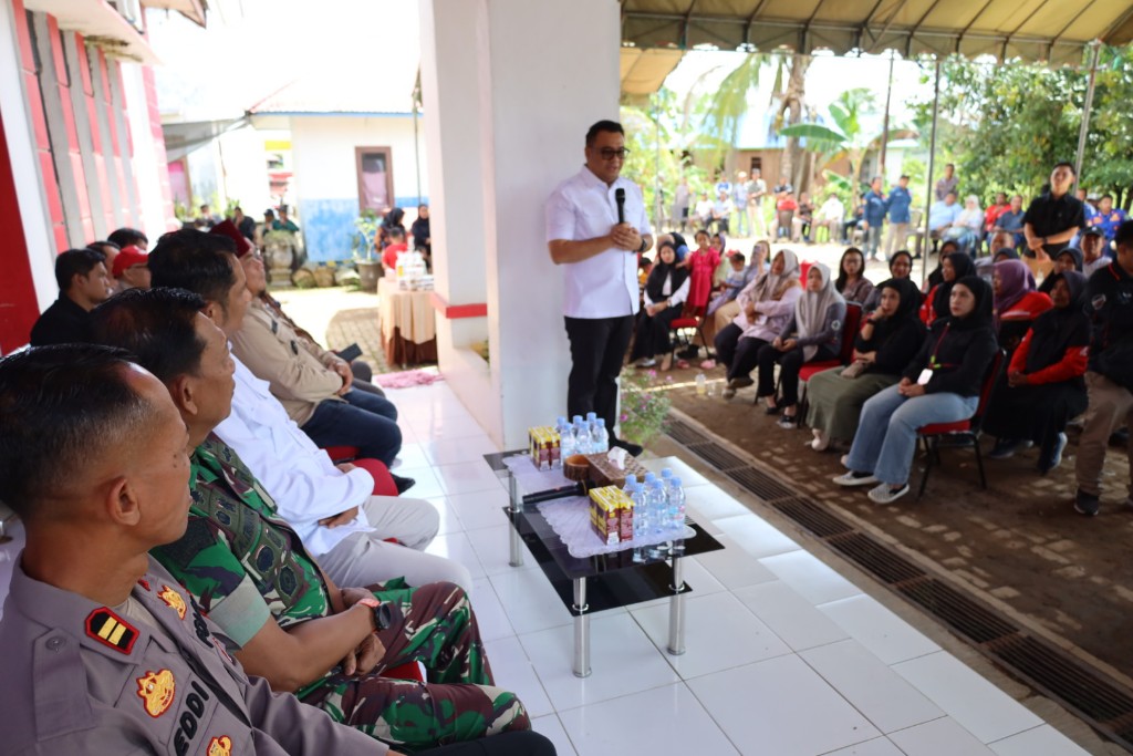 Bupati Kukar Aulia Rahman Basri mengunjungi puskesmas dan menyerahkan sejumlah bantuan di Desa Segihan, Kecamatan Sebulu.  &nbsp;