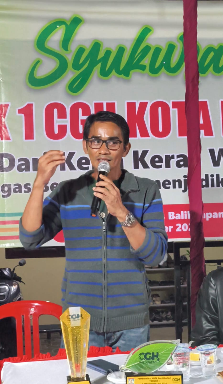 Suwanto memimpin diskusi dan memberikan motivasi warga Kampung Bungas dalam mengembangkan program kerja sama dengan ITK.