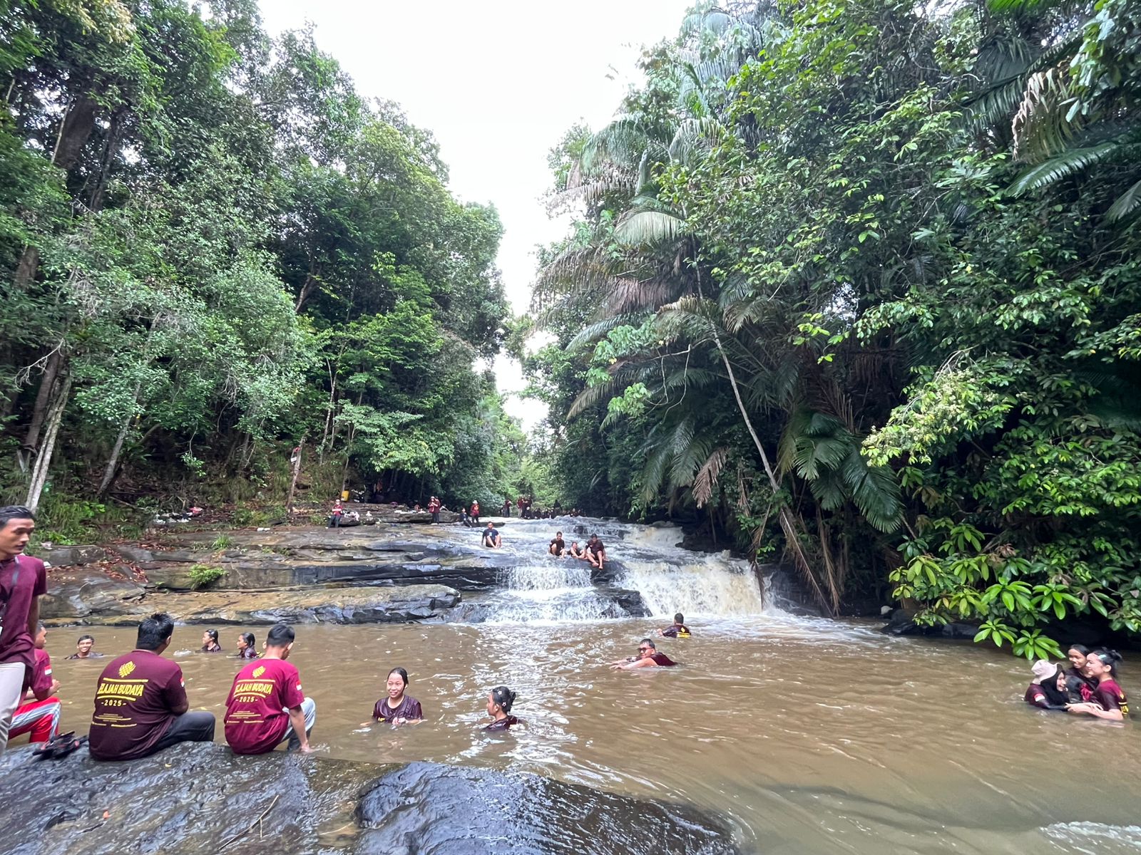 PESONA ALAM: Para wisatawan menikmati kesejukan air terjun Kandua Raya di Kedang Ipil, Kutai Kartanegara. Teras-teras batu yang tersusun rapi oleh alam menambah keindahan tempat wisata ini.