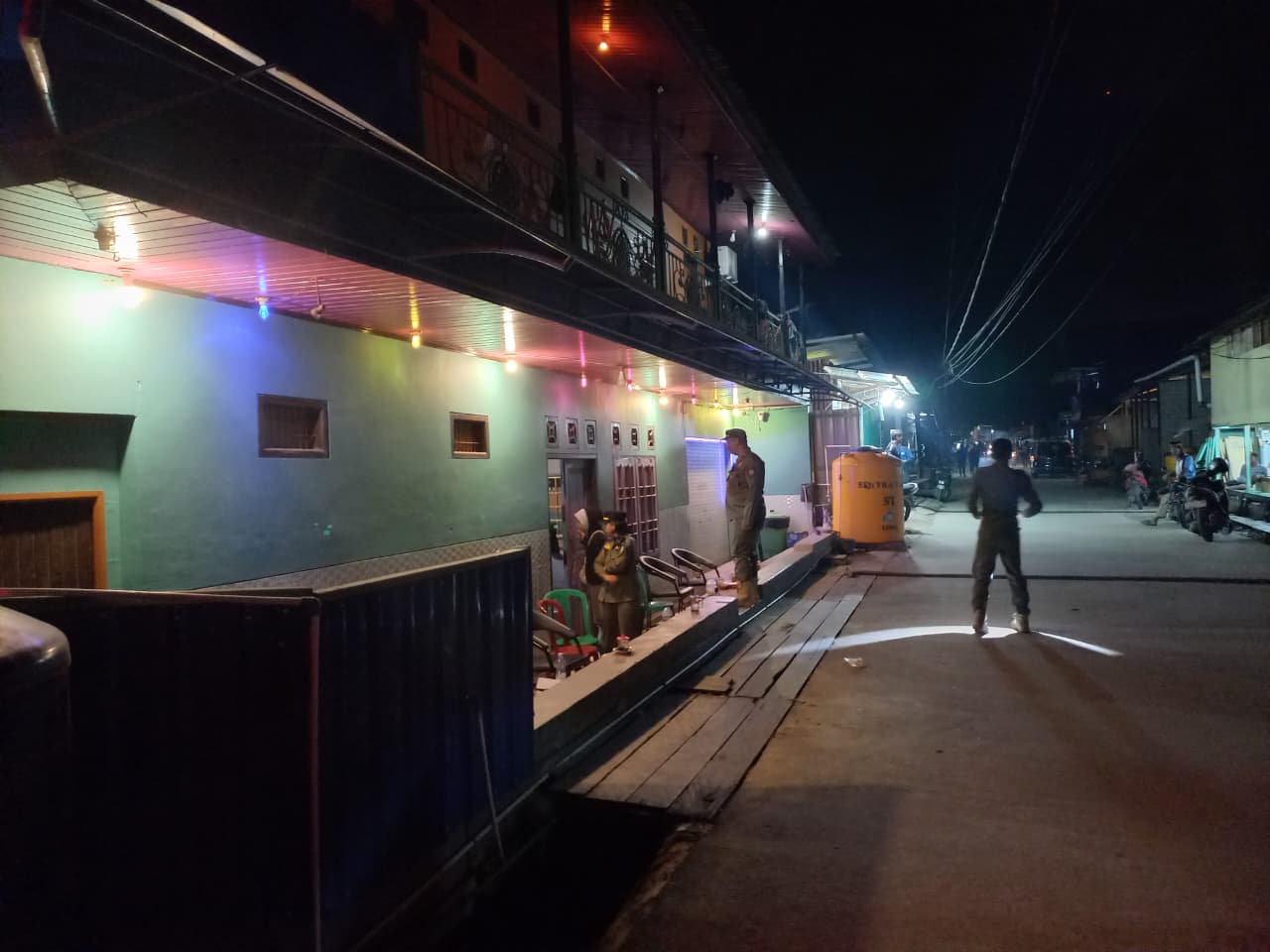 Status Solong sebagai kawasan bebas lokalisasi rupanya belum sepenuhnya bersih. (FOTO/EKO PRALISTIO)