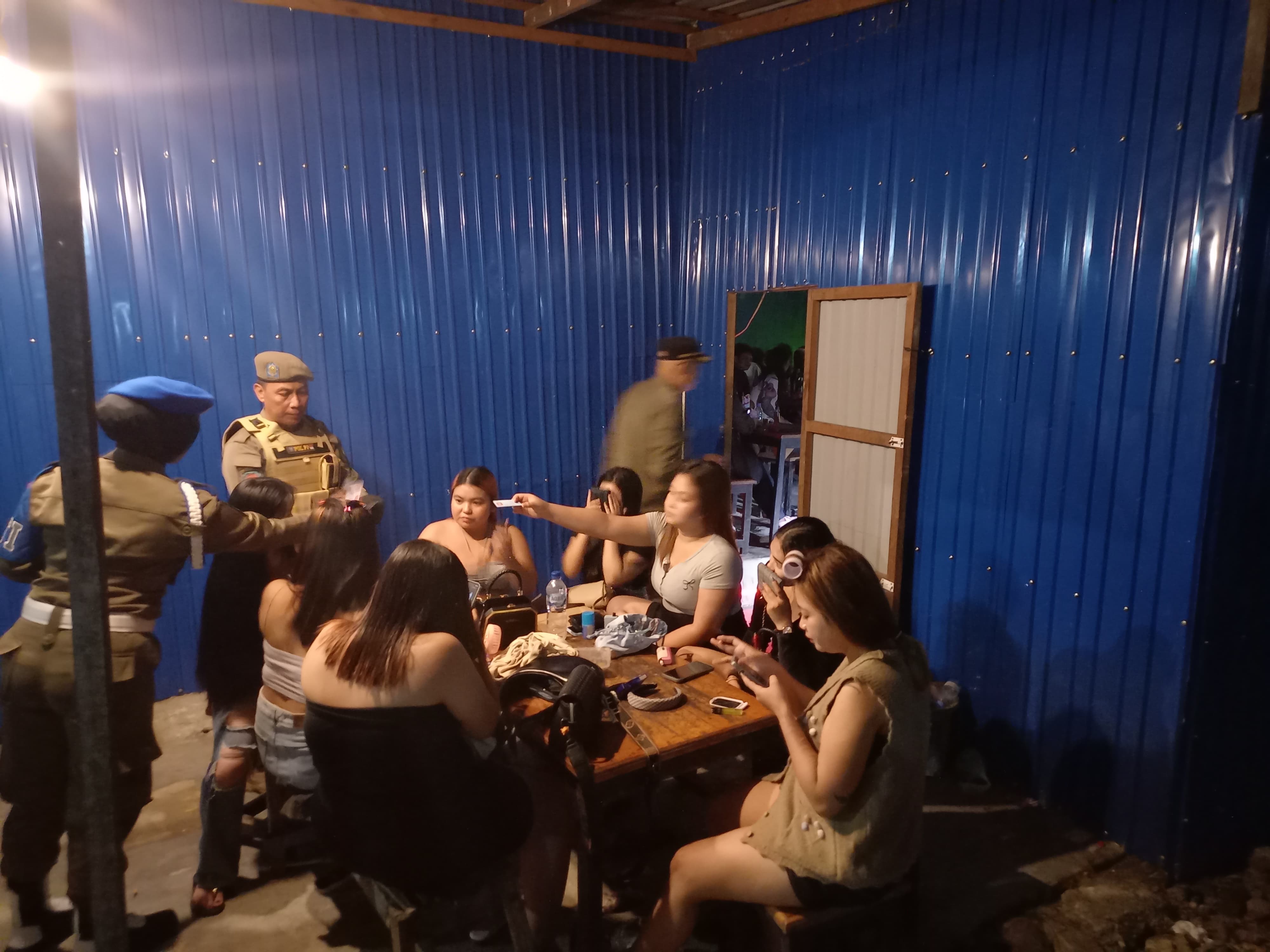 Kafe remang-remang yang beroperasi di Jalan Kapten Soejono Aji, Kecamatan Sambutan, sekitar Jembatan Mahkota II, digeruduk Satuan Polisi Pamong Praja (Satpol PP) Kaltim. (FOTO/EKO PRALISTIO)