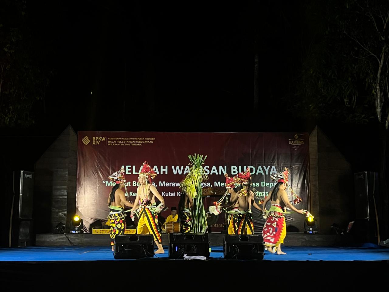 SAKRAL: Belian Namang bukan sekadar tari hiburan namun juga diperuntukkan sebagai media penyembuhan, penyambutan tamu, pengangkatan pejabat, hingga penabalan pemimpin kampung.