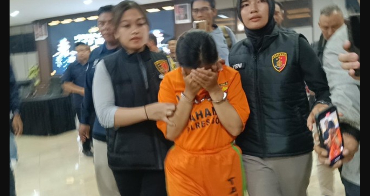 Petugas kepolisian menggiring tersangka NAF beberapa jam setelah pembunuhan di Cisarua Bogor. (FOTO: IST)