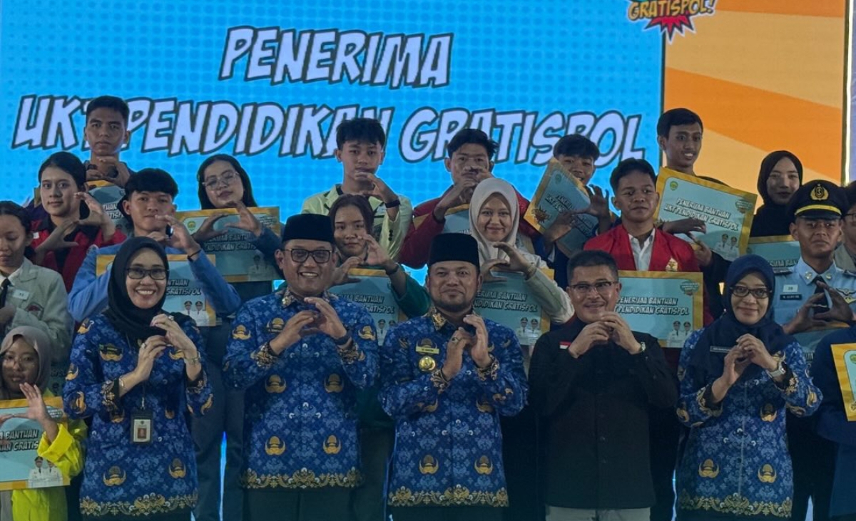 Para mahasiswa penerima bantuan UKT Pendidikan Gratispol berpose bersama anggota DPRD Kaltim dan Gubernur Kaltim Rudy Mas