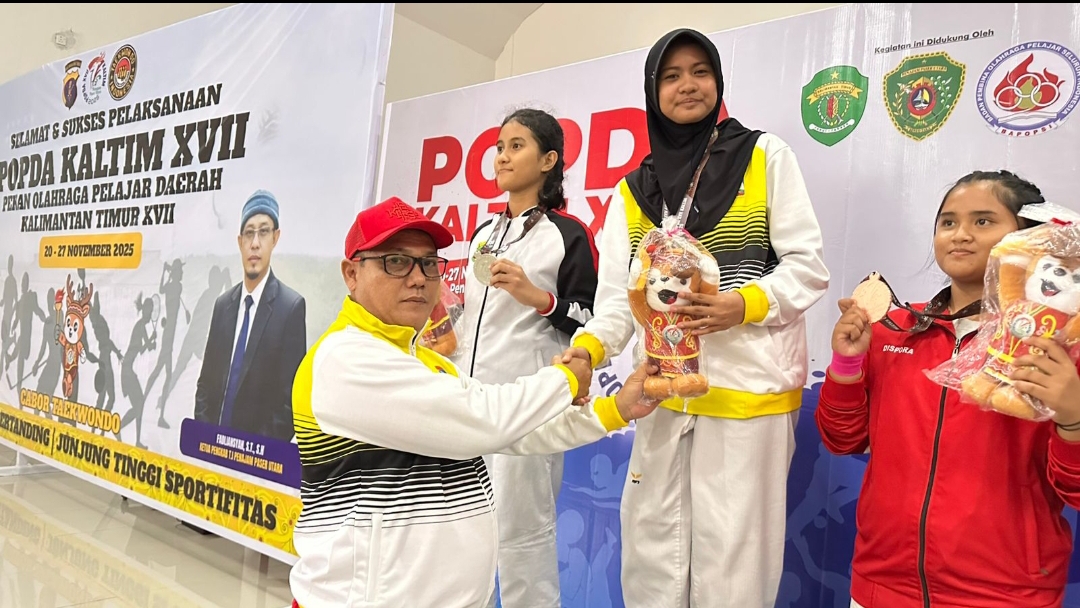 APRESIASI: Kabid Olahraga Dinas Pariwisata, Pemuda, dan Olahraga (Disparpora) Balikpapan, M Norhan mengalungkan emas kepada Ilma Aisha di kategori Kyorugi -63 kg putri.