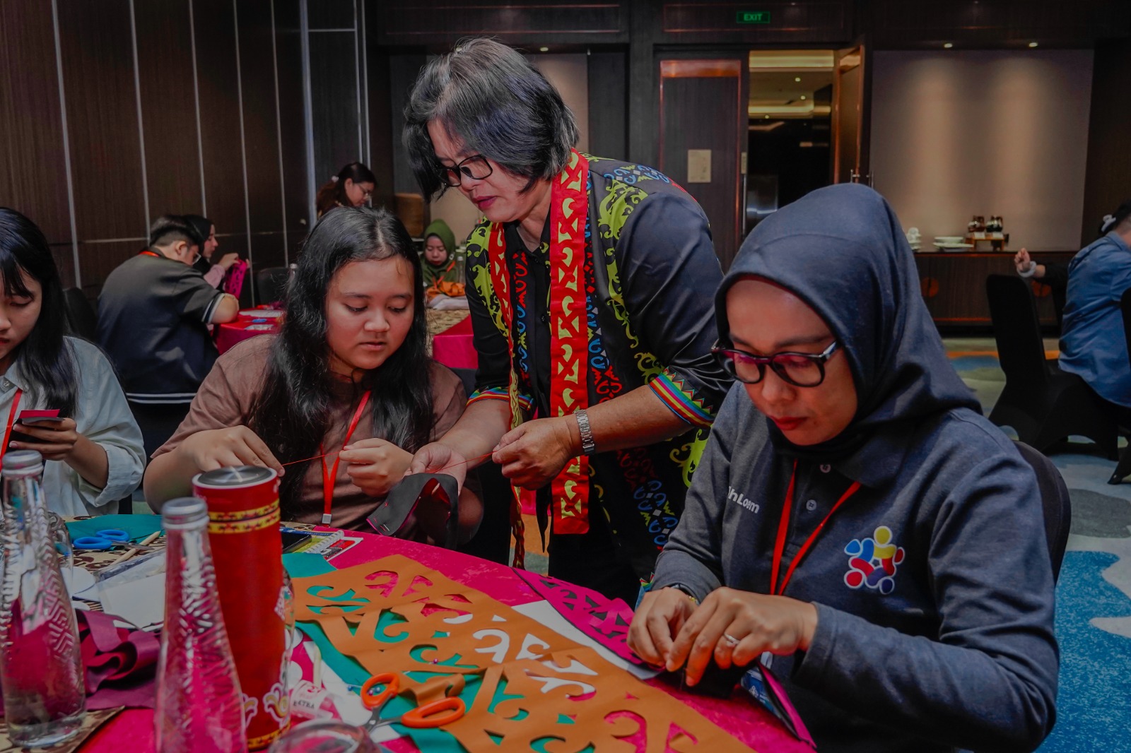 BUDAYA: Lokakarya Wastra 2025, peserta belajar langsung teknik pembuatan wastra kriookng dan anyaman anjat rotan.