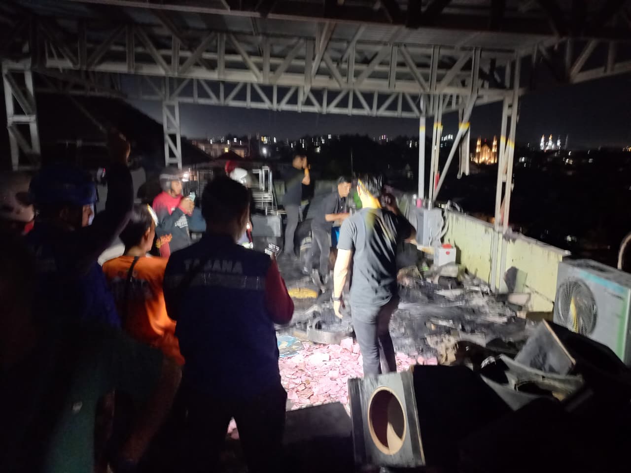 BELUM JELAS: Kemunculan api di roftop QQ KTV&nbsp;di Jalan Siradj Salman, Kelurahan Teluk Lerong Ilir, Kecamatan Samarinda Ulu,&nbsp;masih belum diketahui penyebabnya. EKO PRALISTIO/KP