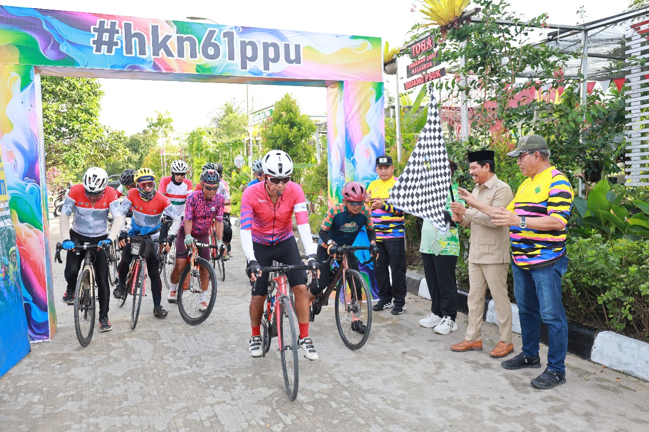 Rombongan gowes KOSEINDO langsung melaju saat Abdul Waris Muin mengangkat bendera start.