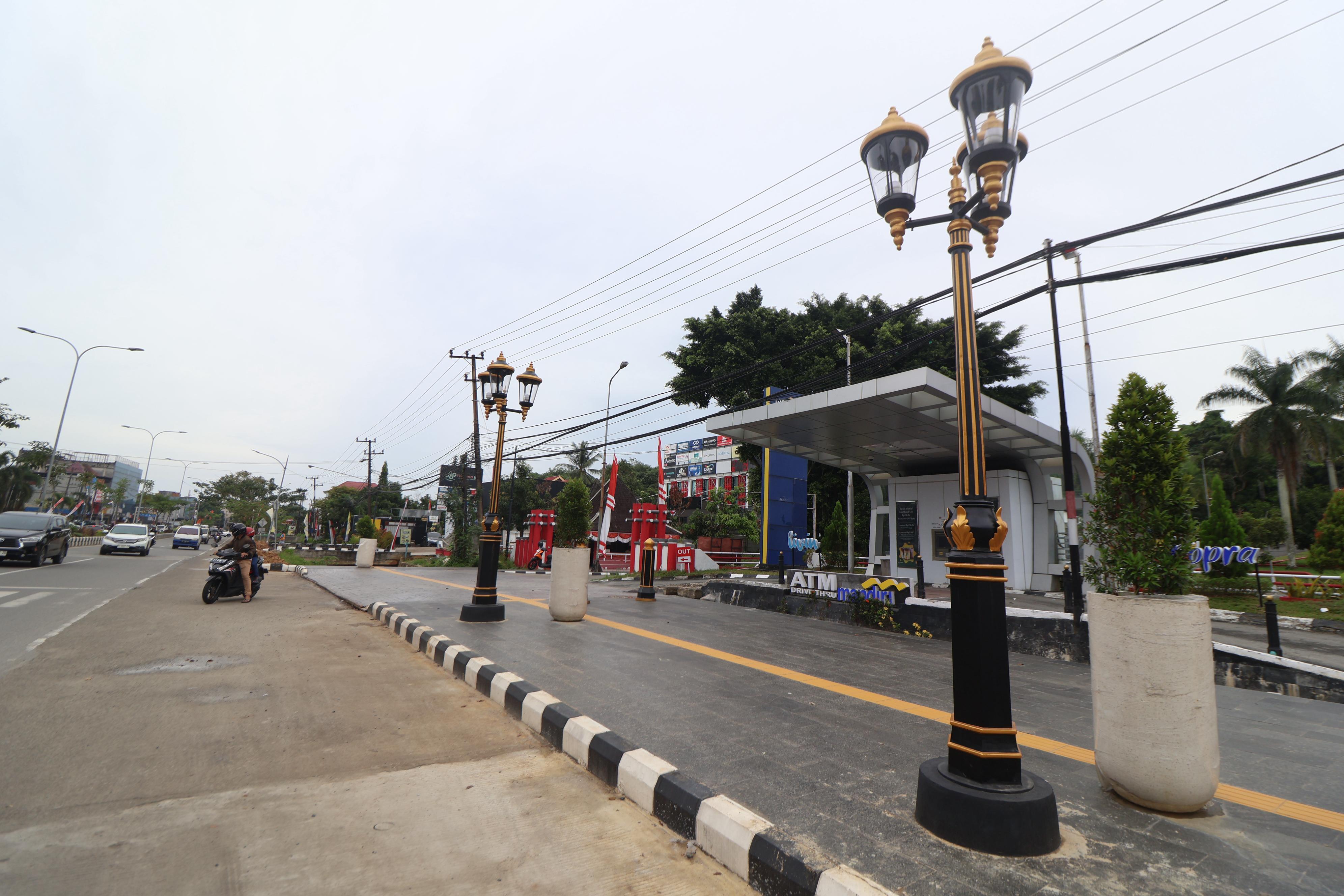 Jalan MT Haryono kini sudah terlihat rapi. Salah satu manfaat dari pajak daerah untuk membangun infrastruktur. (ANGGI PRADITHA/KP)