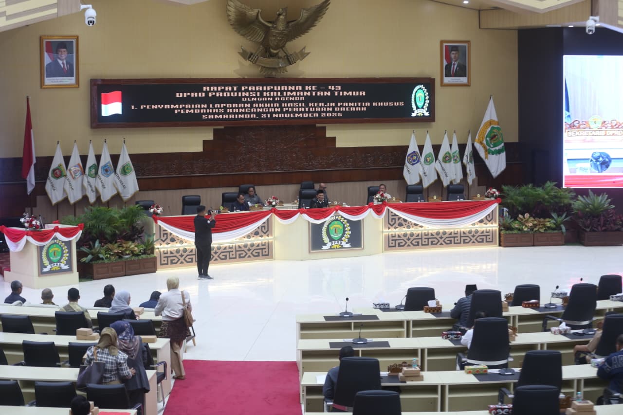 Rapat Paripurna DPRD Kaltim tentang penyampaian laporan Pansus rancangan Perda pendidikan dan Perda Penyelenggaraan Perlindungan dan Pengelolaan Lingkungan Hidup, Jumat (21/11). (Rama Sihotang/KP)