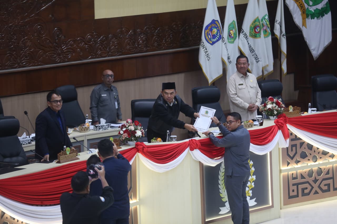 Rapat Paripurna DPRD Kaltim tentang penyampaian laporan Pansus rancangan Perda pendidikan dan Perda Penyelenggaraan Perlindungan dan Pengelolaan Lingkungan Hidup, Jumat (21/11).(RAMA SIHOTANG/KP)