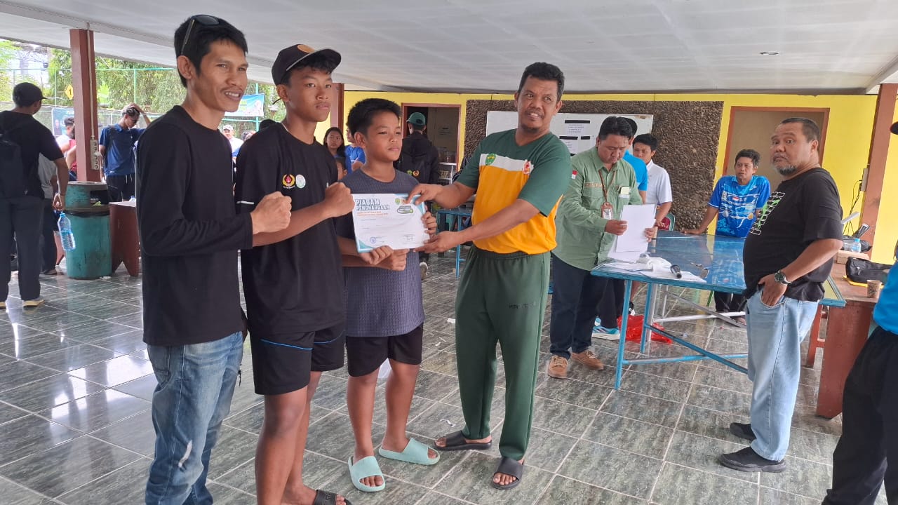 KAMPIUN: Panitia pelaksana menyerahkan Piagam Penghargaan kepada pemenang BK Porprov Soft Tennis. (IST)