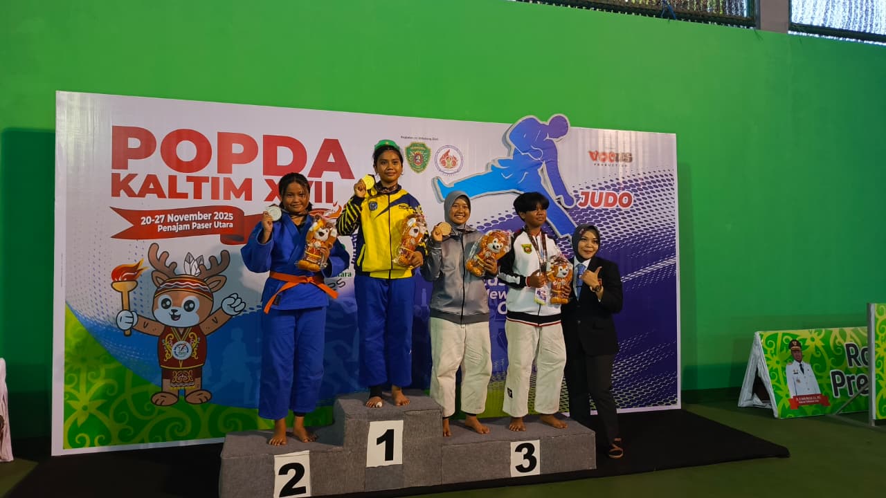NAIK PODIUM: Atlet judo Bontang yang berlaga di Popda XVII PPU berhasil membawa pulang medali emas. (ADIEL KUNDHARA/KP)