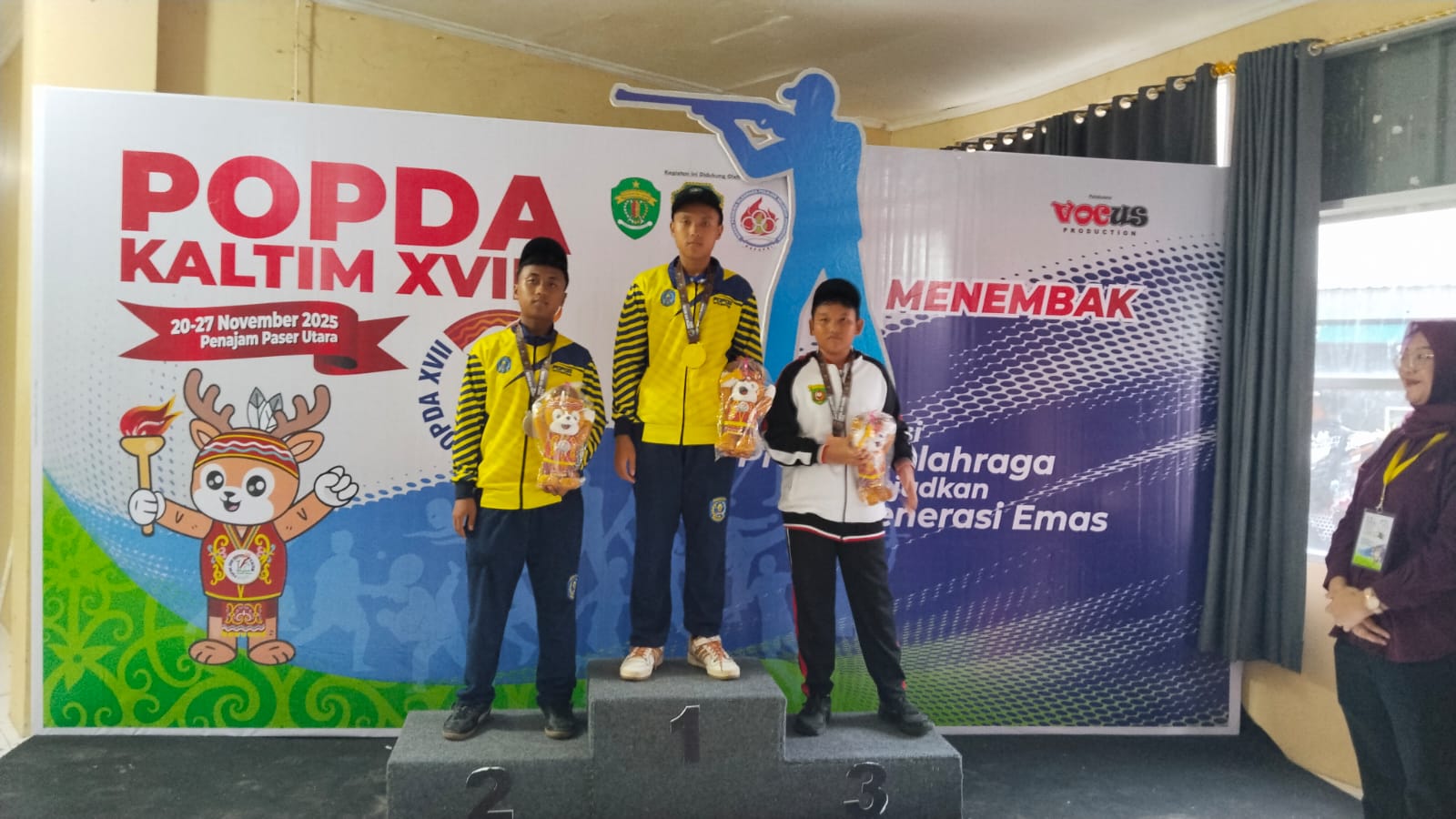 BEPRESTASI: Salah satu atlet menembak dari Kontingen Bontang di Popda XVII berhasil mendapatkan medali emas. (ADIEL KUNDHARA/KP)