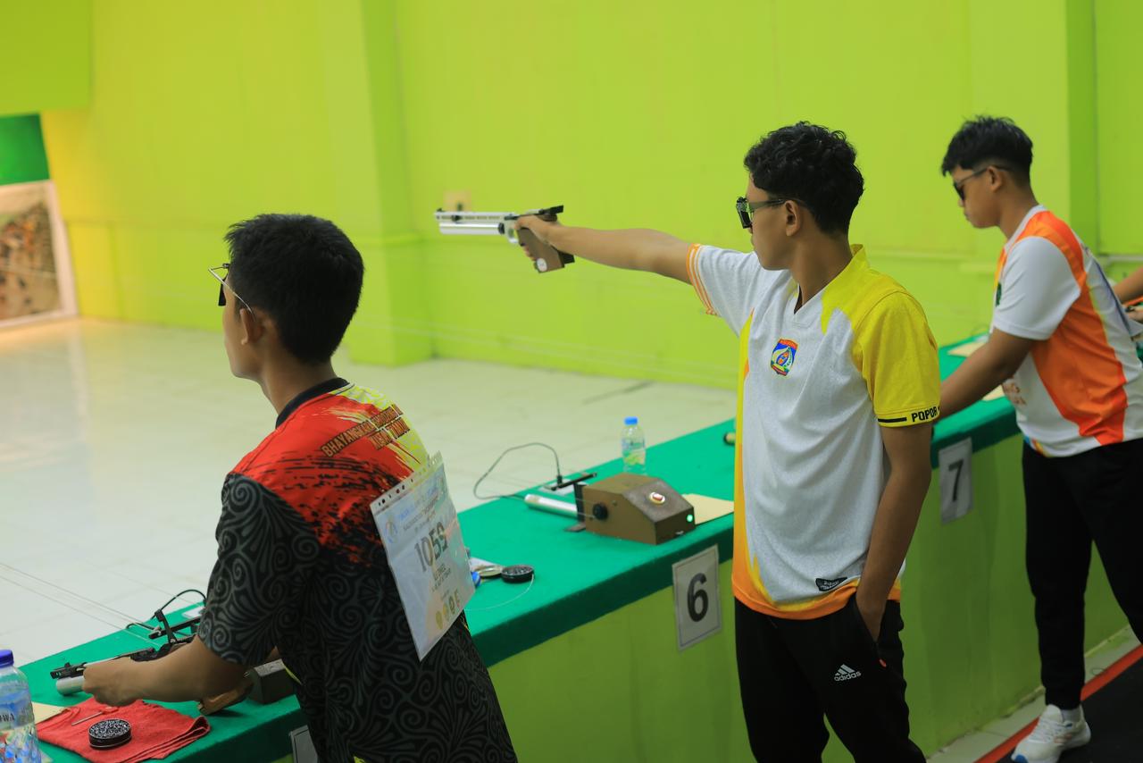 LUMBUNG MEDALI: Nael Adla menambah satu emas untuk kontingen Balikpapan dari nomor 10 meter Air Pistol Men Team.