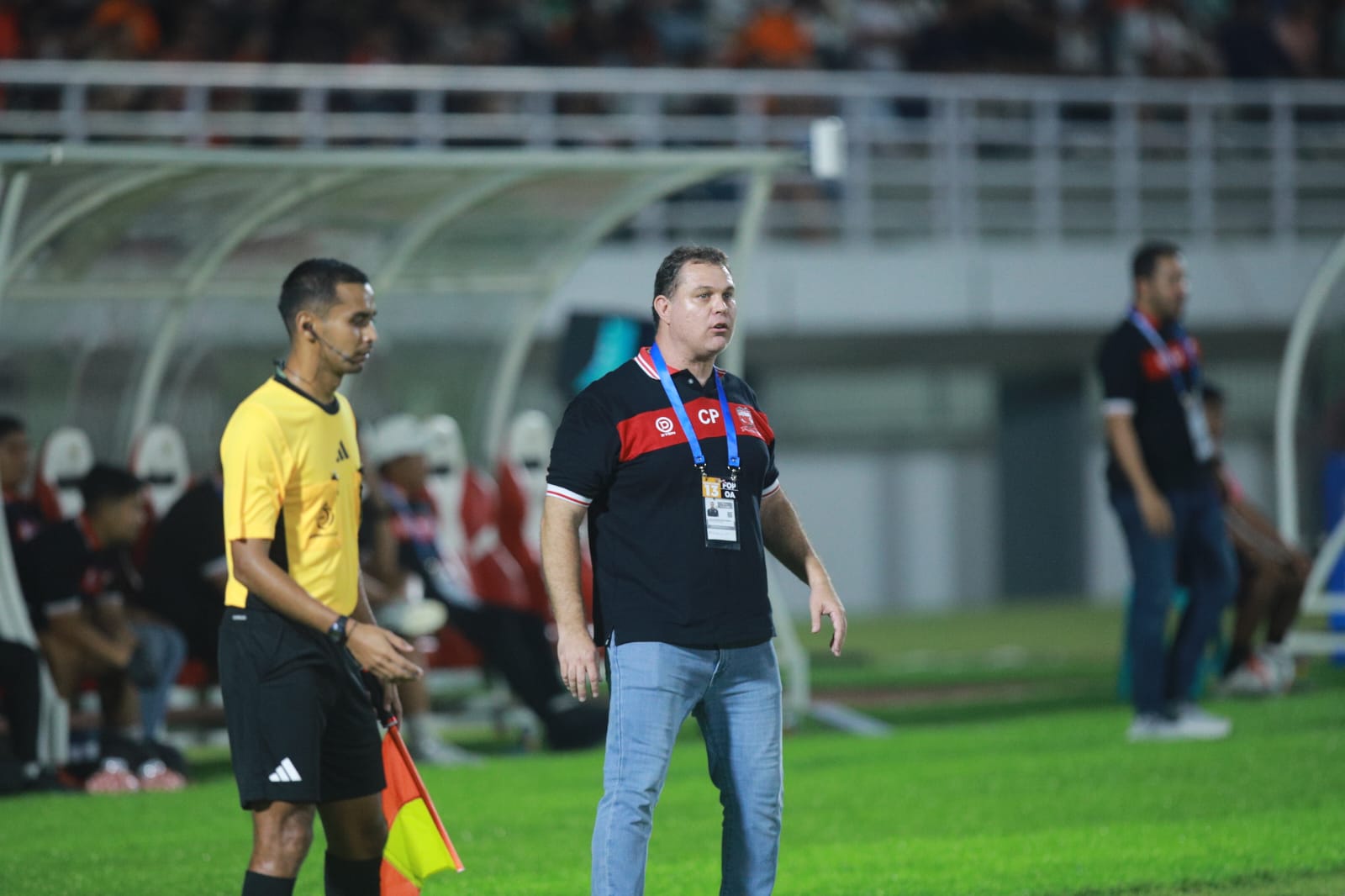 Carlos Perreira mendampingi anak asuhnya kala Madura United melawan Borneo FC Samarinda di Stadion Segiri, Sabtu (22/11) malam. (DONI/KP)