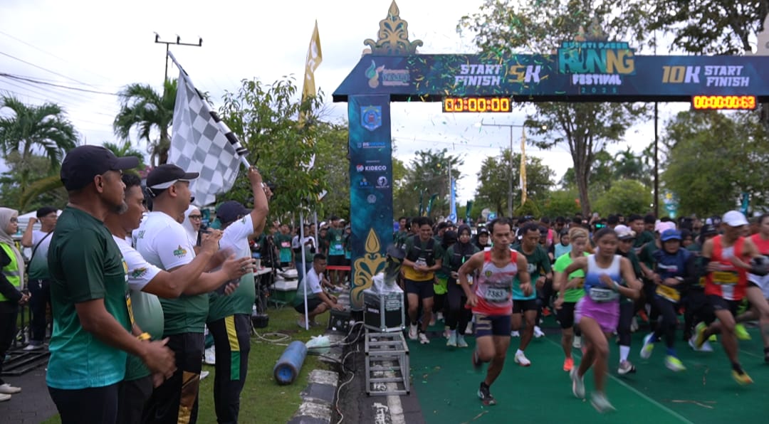 MERIAH: Wakil Ketua DPRD Paser Zulkifli Kaharuddin menghadiri Bupati Running Festival, Minggu (23/11/2025).